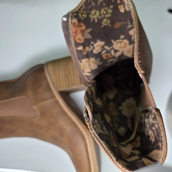 B.O.C. Finn Tan Caramel Faux Leather Chelsea Bootie Zip Stacked Block Heel W 6 - Picture 9 of 16